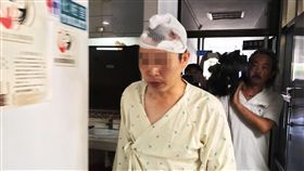 阿羅哈客運撞護欄釀6死　司機負傷應訊阿羅哈客運11日深夜在國道一號北上岡山段347.9公里處，疑因閃車急切到內線車道，撞上護欄，造成6死11傷重大車禍。圖為肇事司機12日負傷至警局應訊。中央社記董俊志高雄攝　106年9月12日