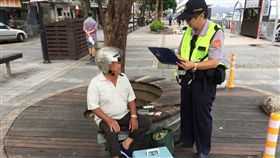 林翁被員警勸離一度鬧脾氣地坐在椅子上堅持不走。（圖／翻攝畫面）