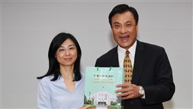 蘇嘉全出席性平導讀會立法院長蘇嘉全（右）13日在立法院出席「性別平等電影導讀會」，並向性平運動的委員賴芳玉（左）致意。中央社記者施宗暉攝　106年9月13日