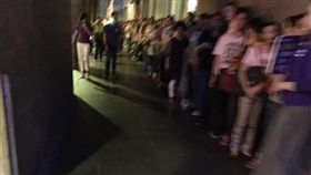 紫衣人排隊捐錢／爆怨公社臉書