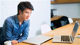 名家專用／商業周刊／當場聽到一首AI軟體自編自唱的耶誕歌曲，王力宏露出沉思表情，然後說：「這是很隨意（random）的創作，還差很遠。」