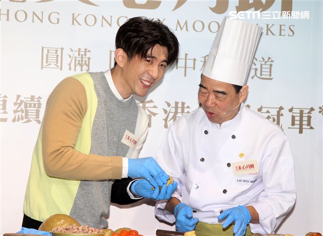 修杰楷挑戰手做廣式月餅，並與粉絲分享。（記者邱榮吉/攝影）