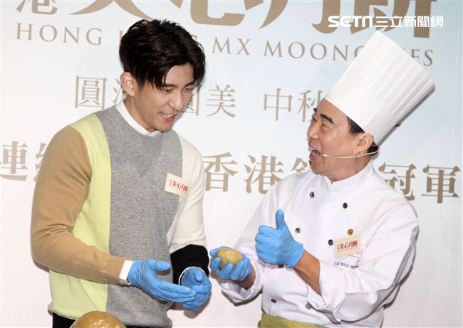 修杰楷挑戰手做廣式月餅，並與粉絲分享。（記者邱榮吉/攝影）