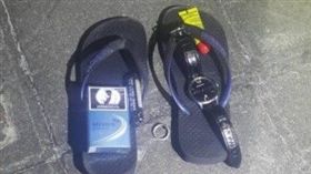 警方在頂樓發現男子留下的物品。（圖／翻攝畫面）