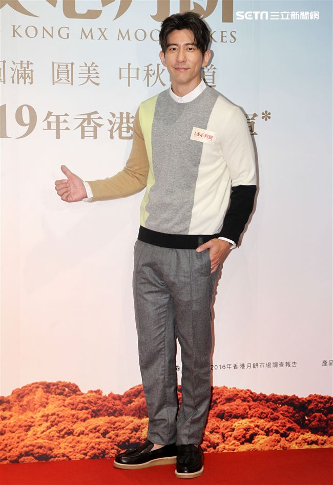 修杰楷挑戰手做廣式月餅，並與粉絲分享。（記者邱榮吉/攝影）