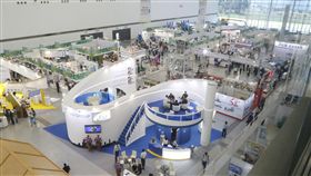 塑橡膠複材展高雄展覽館開幕（2）「台灣國際塑橡膠暨複材工業展」、「台灣國際水展」13日在高雄展覽館開幕，總統蔡英文表示，會把法人和研究機構的研發能量整合起來，支持塑橡膠產業開發，政府會成為新興科技發展的後盾。中央社記者董俊志攝　106年9月13日