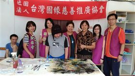 圓緣會志工服務。（圖／取自社團法人台灣圓緣慈善推廣協會臉書）