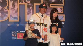 ▲張泰山加盟澳洲職棒阿德雷德鯊魚，全家都將前往陪同。（圖／記者蕭保祥攝）