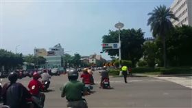 疑高官要過交通管制…中午大太陽曝曬　騎士群起怒叭搶道
圖／翻攝自爆料公社
https://www.facebook.com/groups/451357468329757/permalink/1389891911142970/