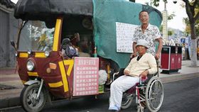 河南農民郭景新載著病妻四處旅遊。（圖／取自人民日報微博）