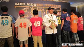 ▲加盟阿德雷德鯊魚後，張泰山披上職業生涯第5件不同球衣。（圖／記者蕭保祥攝）