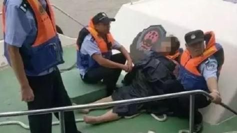 跳江頓時後悔　她靠這招在大浪中保命