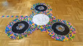 骨牌,指尖陀螺,創意,Taikamuna,玩法,流行,玩具
（圖／翻攝自YouTube）