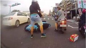 機車,翹孤輪,特技,摔車,耍帥,爆廢公社,三寶,屁孩　圖／翻攝自臉書