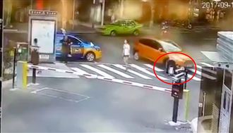 斑馬線上大便？婆孫蹲馬路遭車輾斃！