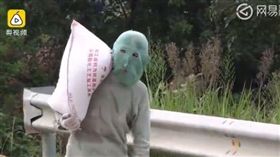 大陸黃岡市女子「蒙面」10年日夜都不摘（圖／翻攝自梨視頻）