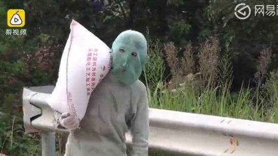 妻蒙面10年不摘　夫嘆：燒了也沒用
