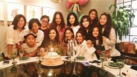 阿Sa為關之琳慶55歲生日　整桌嘉賓都是大美女！
圖/翻攝自關之琳微博