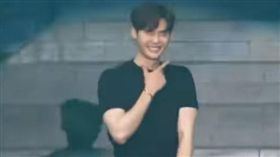 影／李鍾碩見面會跳PSY新舞步！害羞直呼「好丟臉」（圖／翻攝自YouTube）