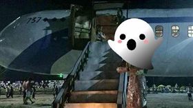 印尼蘇門答臘華人普渡拜祭，紙紮品民航機上有空姐相當逼真。（圖／翻攝自中國報）