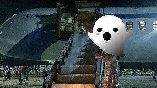 燒紙紮飛機附空姐　網友看到全嚇傻！