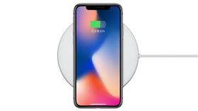Apple iPhoneX 手機無線充電（圖／蘋果官網）