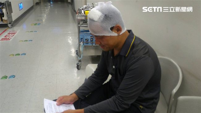 危險！救援登山客警員遭落石砸破頭！