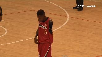 曾遭電擊痛失左臂　獨臂球王勇敢追夢