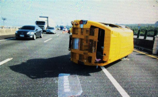 國道3號廂型車翻覆　7人受傷送醫