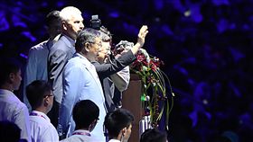 世大運閉幕式　陳副總統向觀眾致意2017台北世界大學運動會閉幕典禮30晚間在台北田徑場舉行，副總統陳建仁（中揮手者）出席與會，並向滿場觀眾揮手致意。中左為台北市長柯文哲。中央社記者張新偉攝　106年8月30日