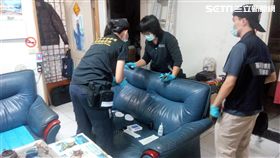 張男在兒子居中協調下，前往友人公司與前妻談判，決定離婚後的財產分配，未料張男竟揮刀刺進前妻右腰，兒子與友人迅速壓制他，警方訊後將張男依殺人未遂、恐嚇及家暴法送辦（翻攝畫面）