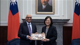 蔡英文總統接見「國際半導體產業協會」（SEMI）及「台灣半導體產業協會」（TSIA）董監事及國內外半導體企業代表。（總統府提供）