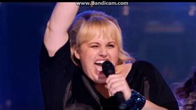 歌喉讚,蕾貝威爾森,Rebel Wilson（圖／翻攝自YouTube《愛音樂》）