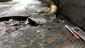 地面上遺留著街友施打完毒品後的針頭。（圖／記者游承霖攝）