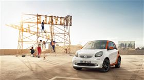 現在拍影片就有機會smart免費開一年。（圖／中華賓士提供）