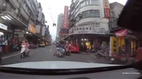 騎士,車禍,摔車,雷殘,板橋,連撞,三寶 （圖／翻攝自爆料公社）