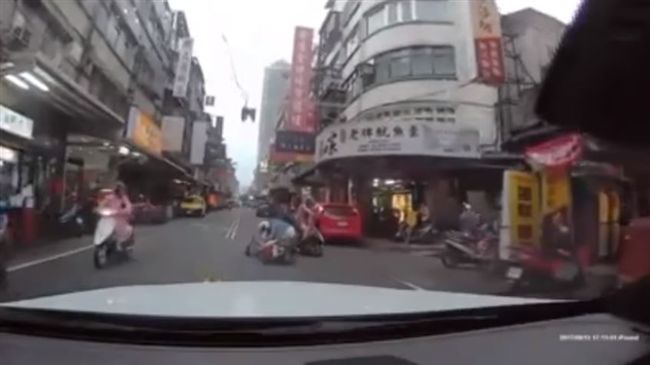 妳累了嗎？女騎士30秒內竟連兩撞