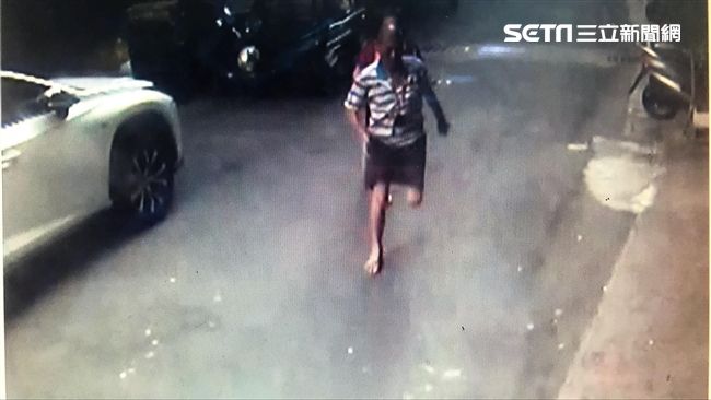 光天化日強搶項鍊　他見警上門躲廁所