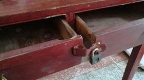 阿嬤,木桌,抽屜,鑰匙,遺失,反鎖,乖孫,救援,神技　圖／翻攝自臉書爆料公社