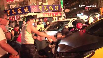 路口車禍騎士遭夾擊！8壯漢抬車救人