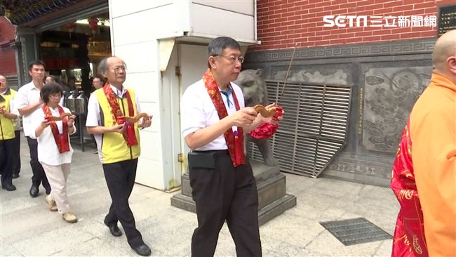 柯P赴關渡宮還願　開葷第一餐吃這些