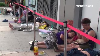 哀鳳8只要8888元！果粉夜排搶購