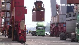 疑風浪大未綁穩　基隆港貨櫃硝酸流出