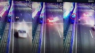 2女高架橋上散步　同伴遭撞飛竟不知