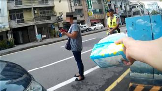 攔不到計程車落淚　暖警助婦見癌末夫