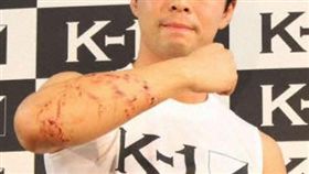 日本格鬥技選手肘擊打破車窗救人（圖／翻攝自推特）