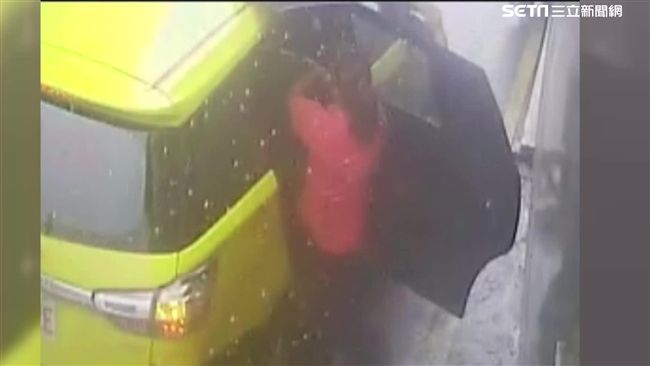 小黃到站停路中央　乘客開門下車釀禍
