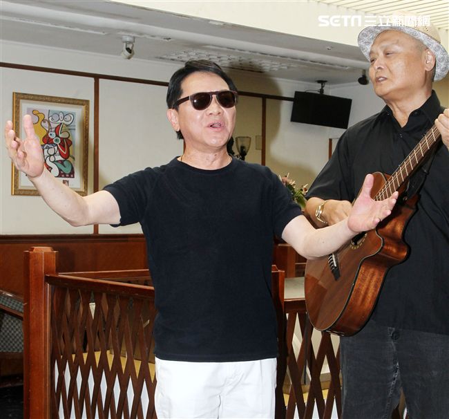 寶島歌王葉啟田現身澄清「罹患失智症危機」，現場拿毛筆揮毫「龍」字，代表現狀是一條活龍。（記者邱榮吉/攝影）