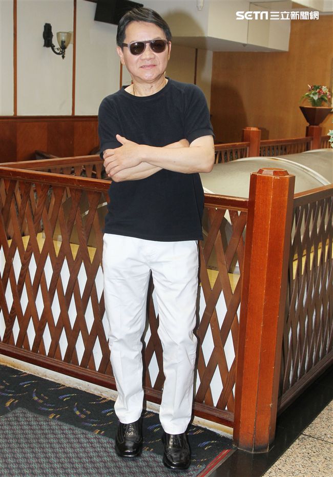 寶島歌王葉啟田現身澄清「罹患失智症危機」，現場拿毛筆揮毫「龍」字，代表現狀是一條活龍。（記者邱榮吉/攝影）