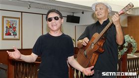 寶島歌王葉啟田現身澄清「罹患失智症危機」，現場拿毛筆揮毫「龍」字，代表現狀是一條活龍。（記者邱榮吉/攝影）